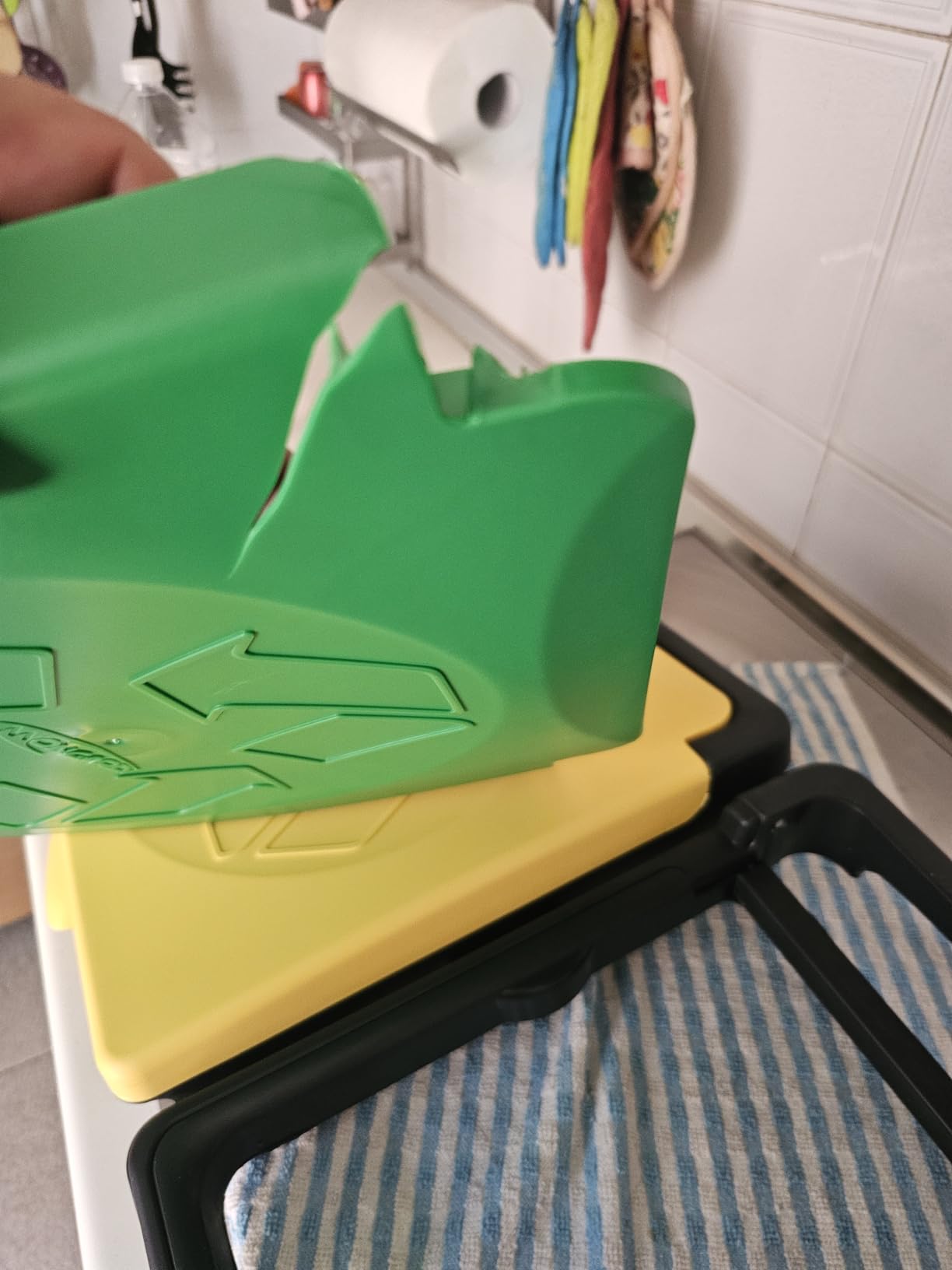 Akitaink portasacchi 2 scomparti 220 L con portarotolo