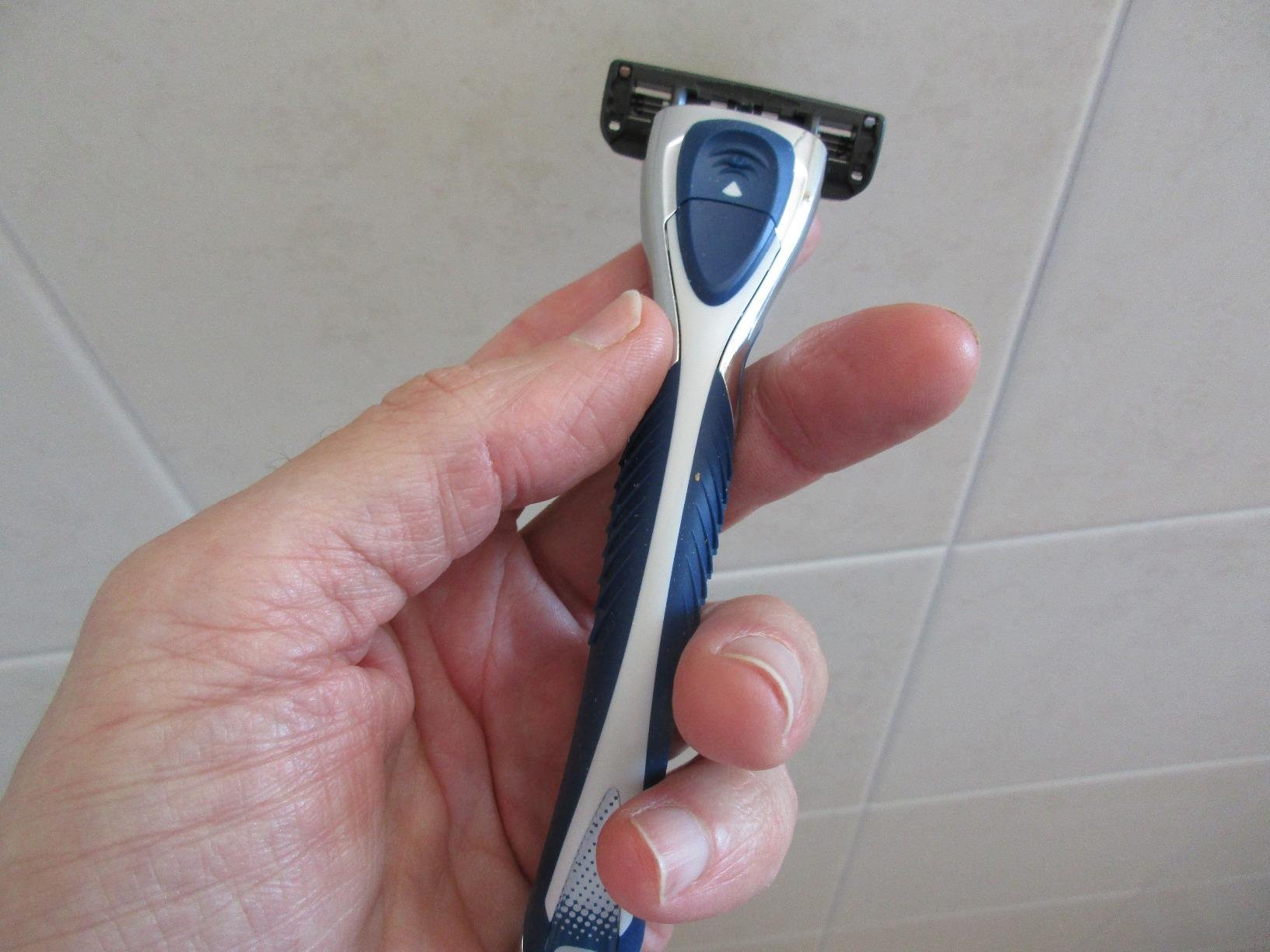 by Amazon Rasoio Uomo 3 Lame con 5 Ricariche Pelle Sensibile